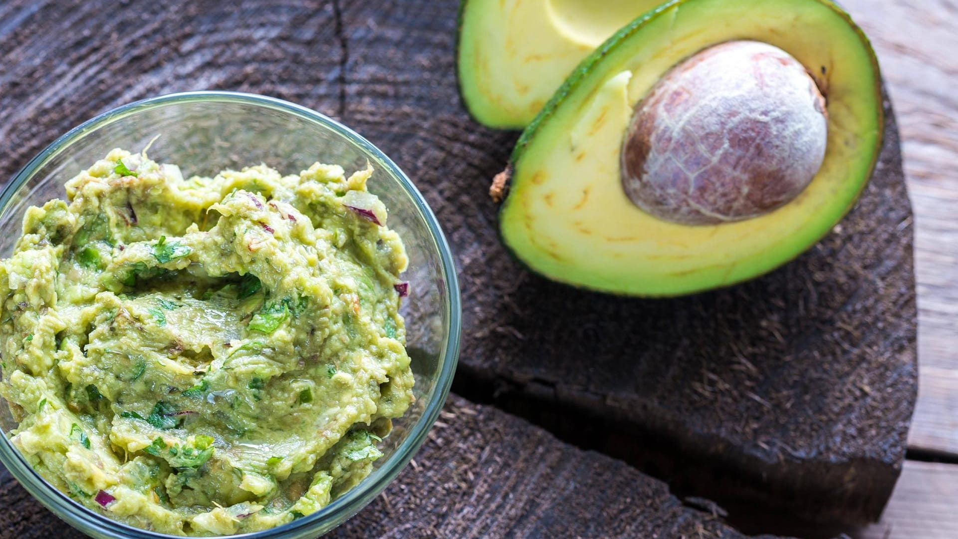 Guacamole: Anders als manch andere Soße ist die Spezialität aus Mittelamerika gesund, da in einer Avocado unter anderem sehr viel wertvolles Vitamin E steckt.