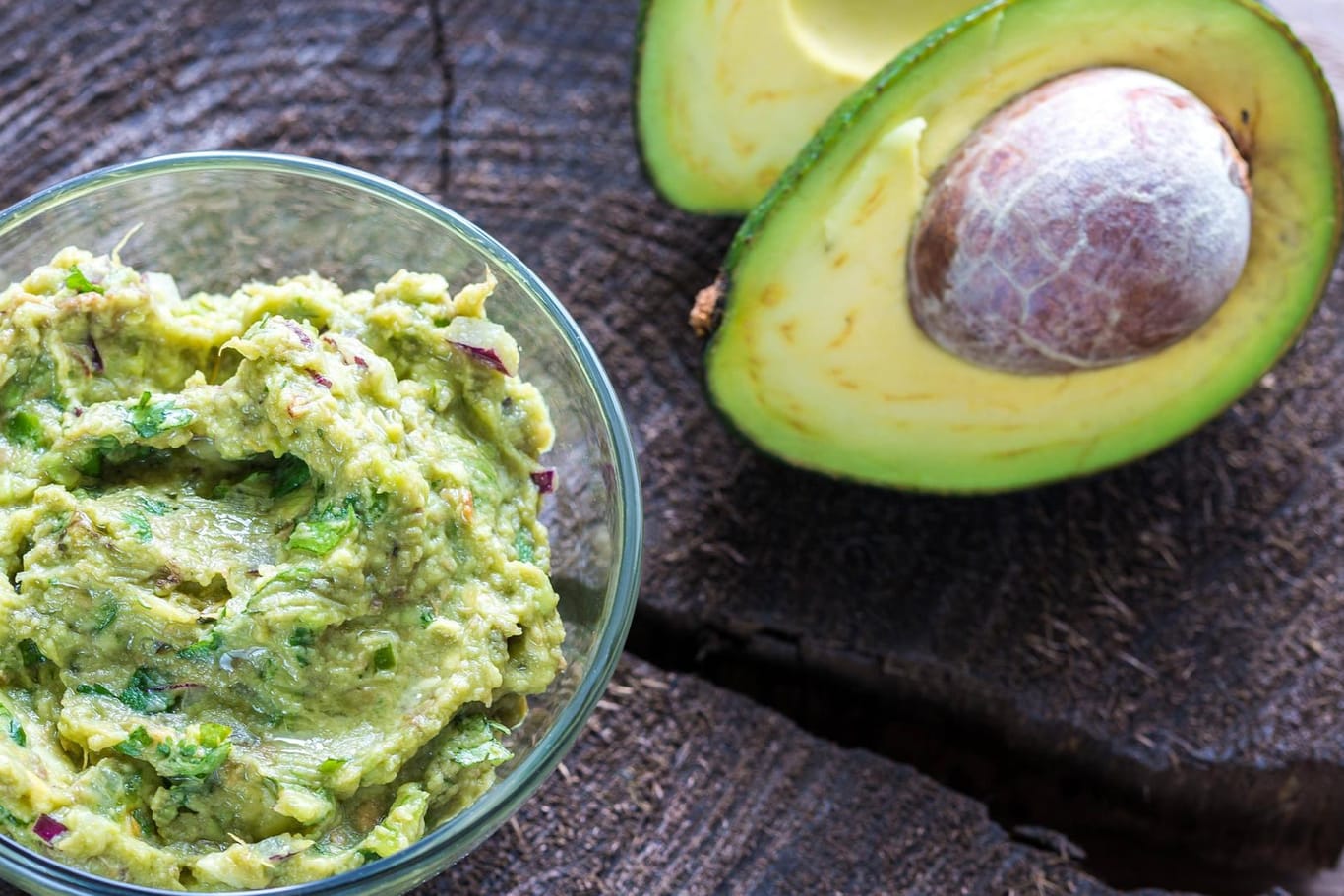 Guacamole: Anders als manch andere Soße ist die Spezialität aus Mittelamerika gesund, da in einer Avocado unter anderem sehr viel wertvolles Vitamin E steckt.