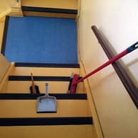 Treppenhausreinigung: Auch wenn der Mieter um Urlaub ist, muss er seinen Pflichten, wie beispielsweise der Treppenhausreinigung, nachkommen.