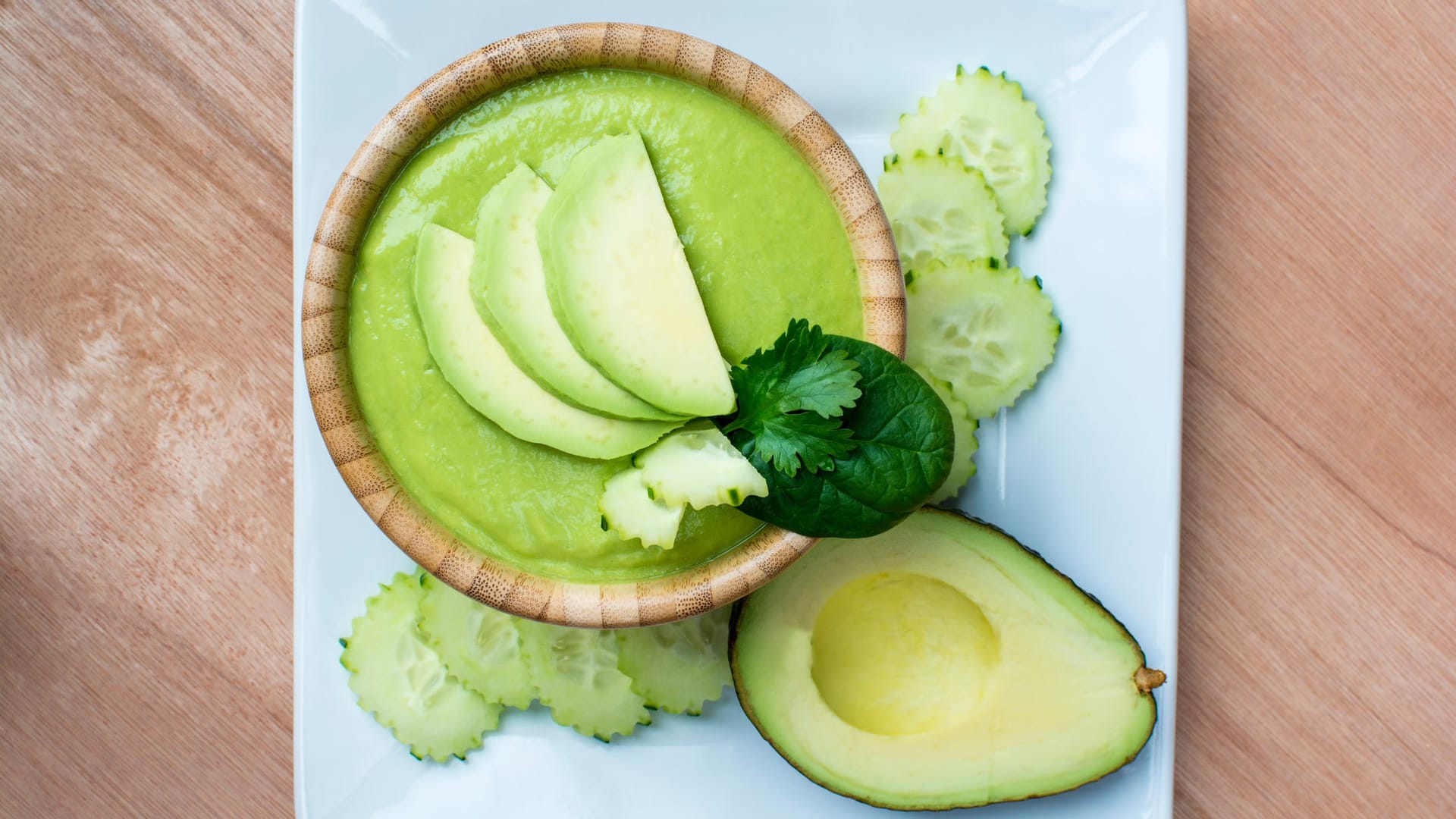 Gurkensuppe mit Avocado: Diese Variante der Gurkensuppe ist besonders cremig.