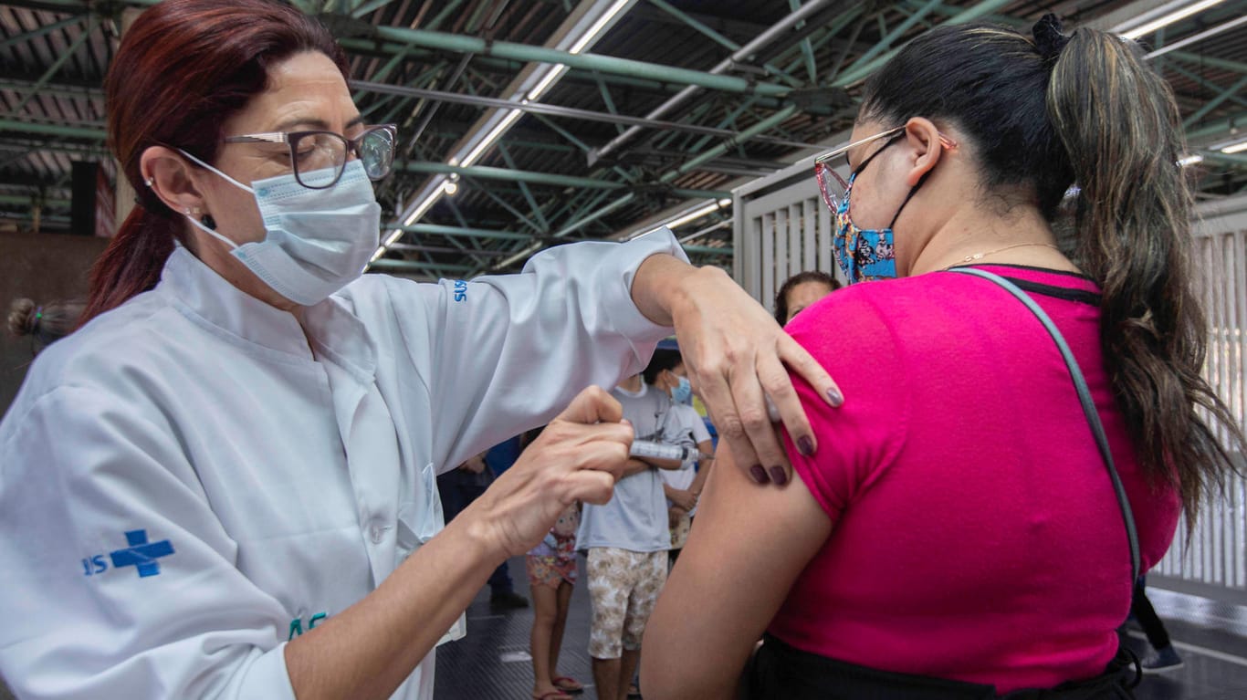 Eine Freiwillige lässt sich in Brasilien mit einem Teststoff gegen Corona impfen: AstraZeneca hat seinen Test für einen Impfstoff vorsorglich ausgesetzt. (Symbolfoto)