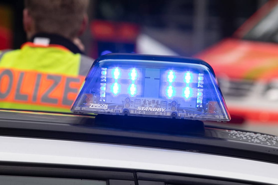 Ein Blaulicht leuchtet auf einem Polizeifahrzeug (Symbolbild): In Hagen ist es zu einem Streit zwischen einem Mann und seiner Ex-Partnerin gekommen.