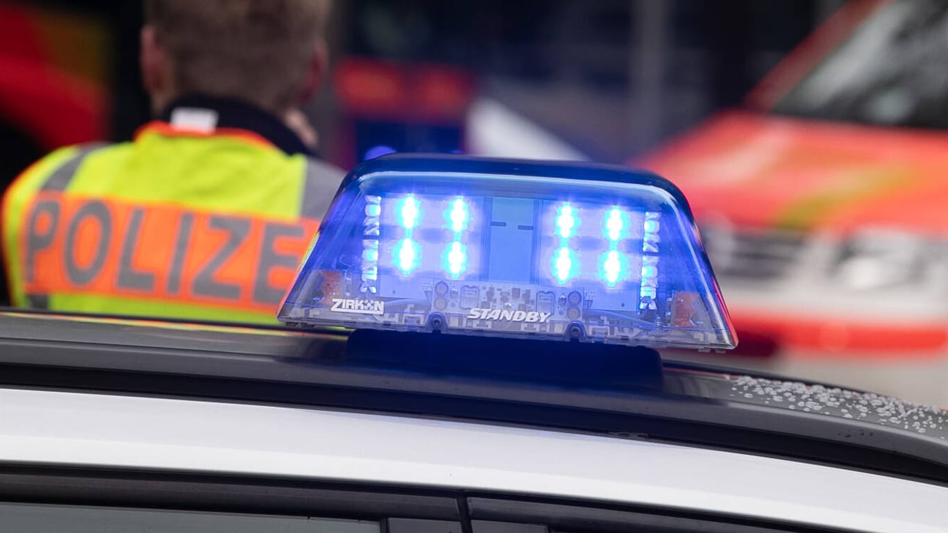Ein Blaulicht leuchtet auf einem Polizeifahrzeug (Symbolbild): In Hagen ist es zu einem Streit zwischen einem Mann und seiner Ex-Partnerin gekommen.