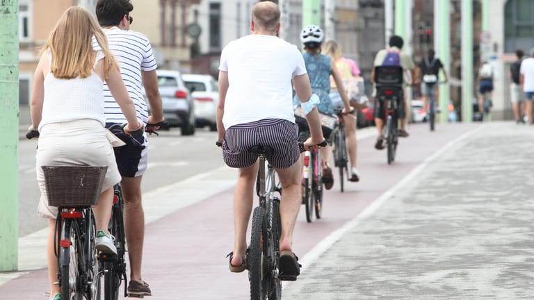 Radfahrer radeln in großer Anzahl Radfahrer radeln durch eine Stadt (Symbolbild): In Dortmund beginnt die Aktion "Stadtradeln".auf einem Radweg auf der Theodor-Heuss-Brücke über den Neckar in der Innenstadt von He