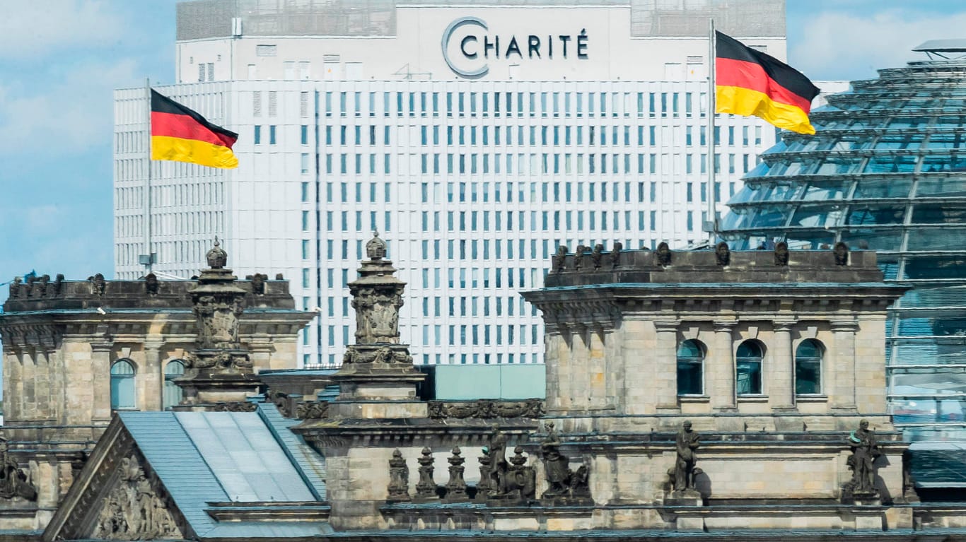 Die Berliner Charité ist hinter dem Reichstagsgebäude zu sehen: In der Klinik wird der russische Oppositionelle Nawalny behandelt.