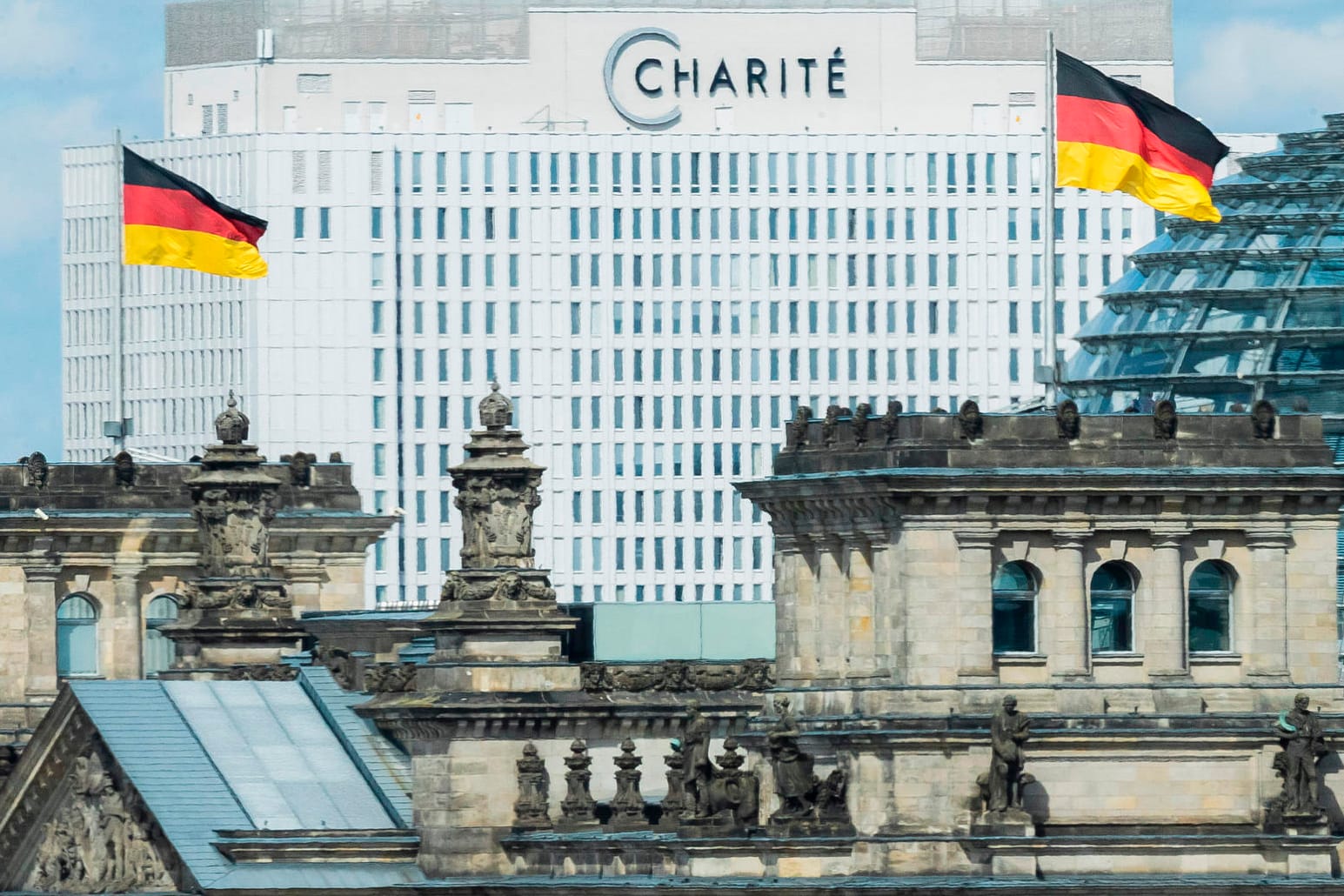Die Berliner Charité ist hinter dem Reichstagsgebäude zu sehen: In der Klinik wird der russische Oppositionelle Nawalny behandelt.