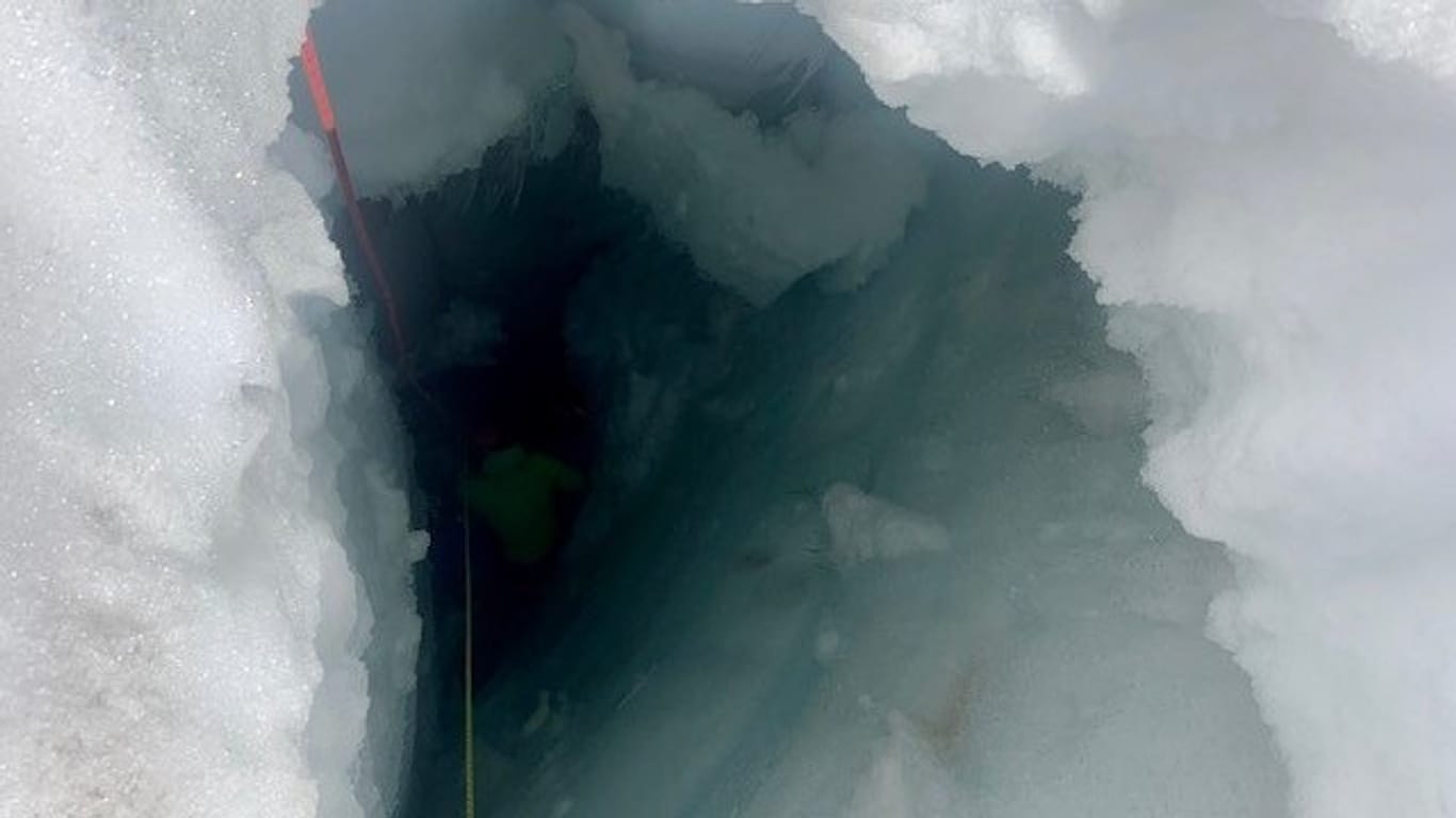Eine Frau hat zwei Tage und zwei Nächte in einer Gletscherspalte in der Nähe von Zermatt überlebt.