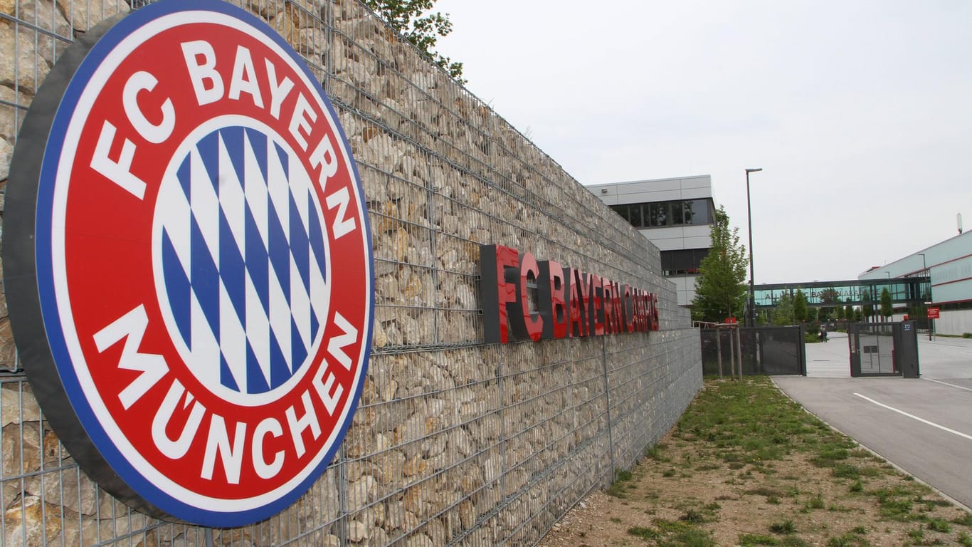 Das Logo des FC Bayern im Eingang zum Campus: Ein Jugendtrainer geht gerichtlich gegen seine Kündigung vor.