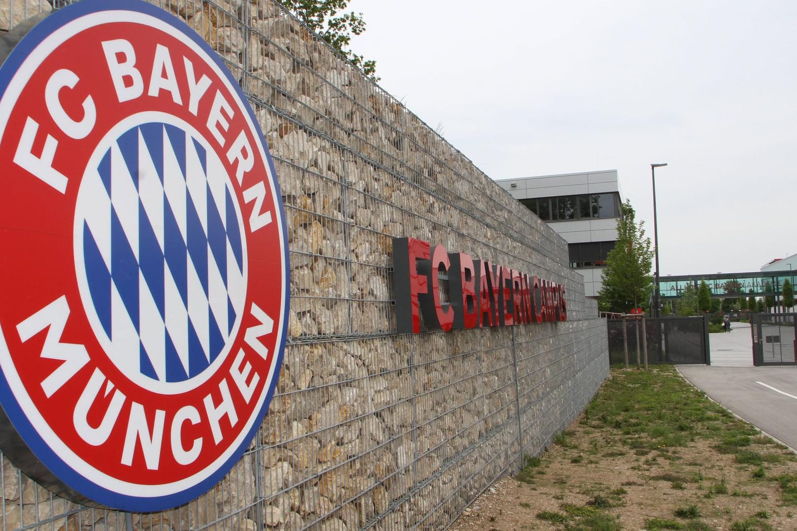 Das Logo des FC Bayern im Eingang zum Campus: Ein Jugendtrainer geht gerichtlich gegen seine Kündigung vor.