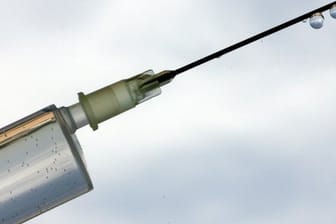 Das Symbolfoto zeigt eine Spritze mit einem Tropfen