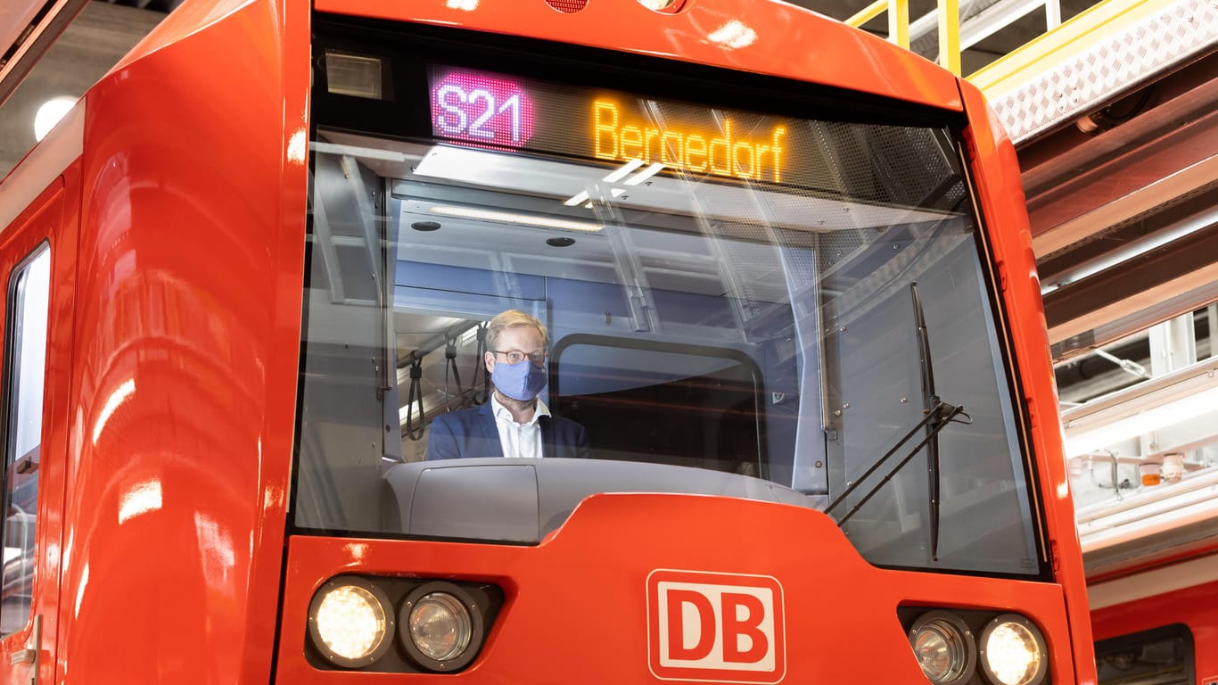 Verkehrssenator Anjes Tjarks (Bündnis 90/Die Grünen) sitzt am Steuerpult: Im Oktober 2021 sollen vier Züge der S-Bahn Hamburg digital gesteuert unterwegs sein.