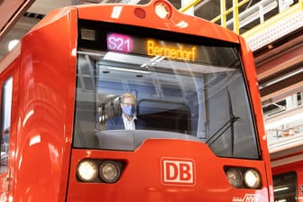 Verkehrssenator Anjes Tjarks (Bündnis 90/Die Grünen) sitzt am Steuerpult: Im Oktober 2021 sollen vier Züge der S-Bahn Hamburg digital gesteuert unterwegs sein.