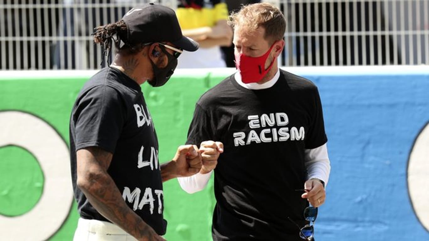 Für einen Boykott als Zeichen gegen Rassismus und Polizeigewalt sehen Lewis Hamilton (l) und Sebastian Vettel die Zeit nicht gekommen.