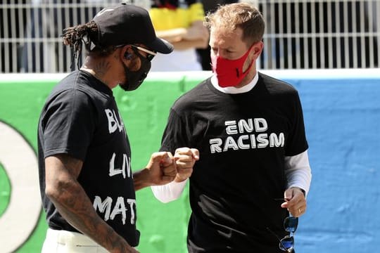 Für einen Boykott als Zeichen gegen Rassismus und Polizeigewalt sehen Lewis Hamilton (l) und Sebastian Vettel die Zeit nicht gekommen.