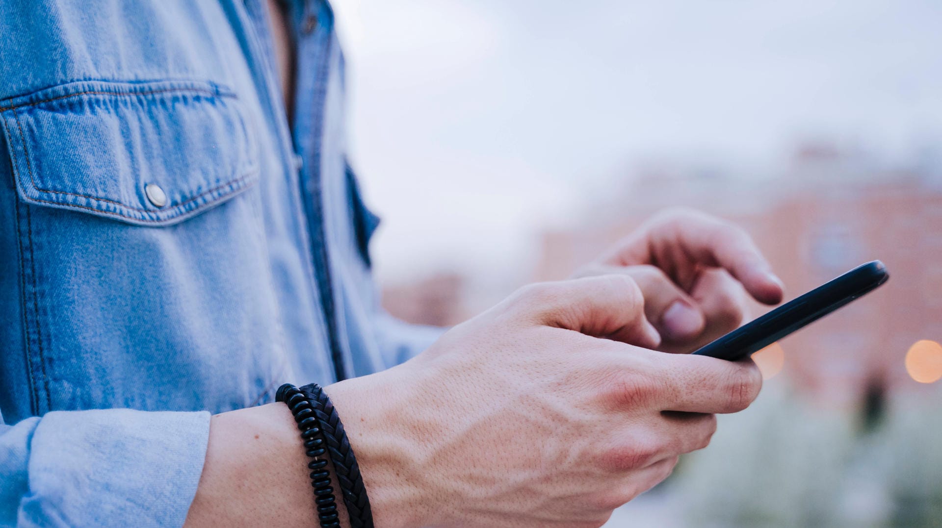 Ein Mann mit einem Smartphone (Symbolbild): Viele Android-Nutzer erhalten seltsame Nachrichten.