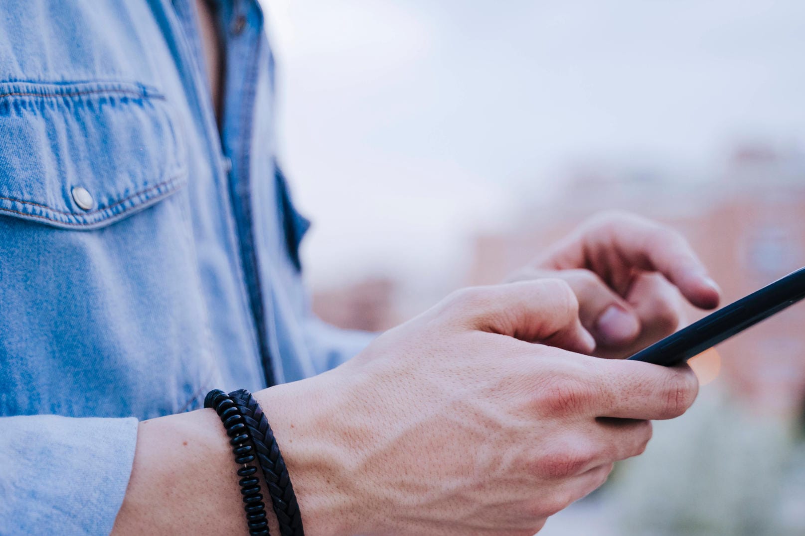 Ein Mann mit einem Smartphone (Symbolbild): Viele Android-Nutzer erhalten seltsame Nachrichten.