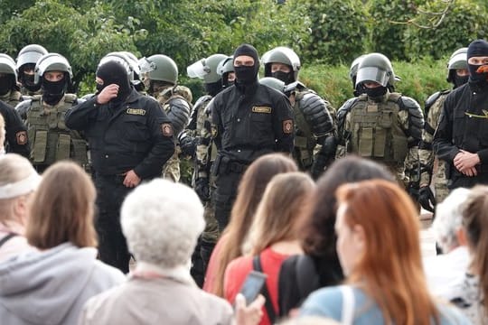 Demonstranten und Einsatzkräfte der Sonderpolizei OMON stehen sich am Unabhängigkeitsplatz in Minsk gegenüber.
