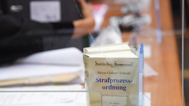 Staatsanwaltschaft, Nebenklage und Verteidigung fordern im Gleisattacken-Prozess die Unterbringung des Täters in einer Psychiatrie. Staatsanwaltschaft, Nebenklage und Verteidigung fordern im Gleisattacken-Prozess die Unterbringung des Täters in einer Psychiatrie.