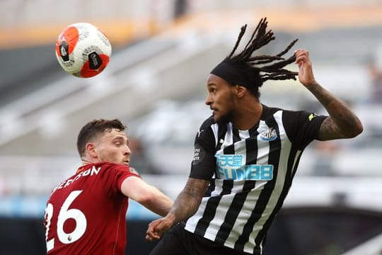 Valentino Lazaro (r) spielte zuletzt für Newcastle United.