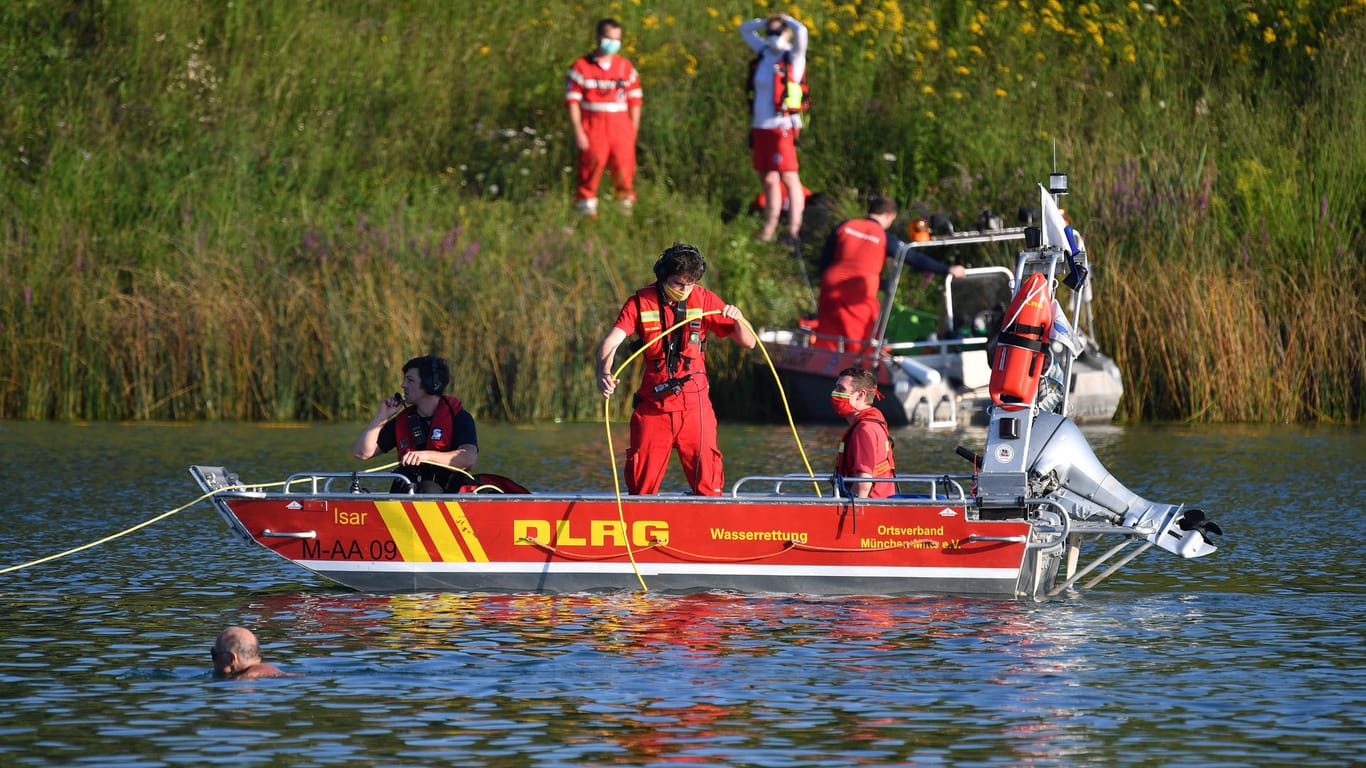 Badeunfall am Riemer See: Rettungsboote der Wasserwacht und der DLRG suchen nach einer vermissten Person. 192 Badetote gab es bis zum August im Jahr 2020.