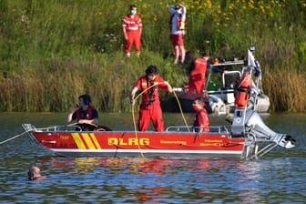 Badeunfall am Riemer See: Rettungsboote der Wasserwacht und der DLRG suchen nach einer vermissten Person. 192 Badetote gab es bis zum August im Jahr 2020.