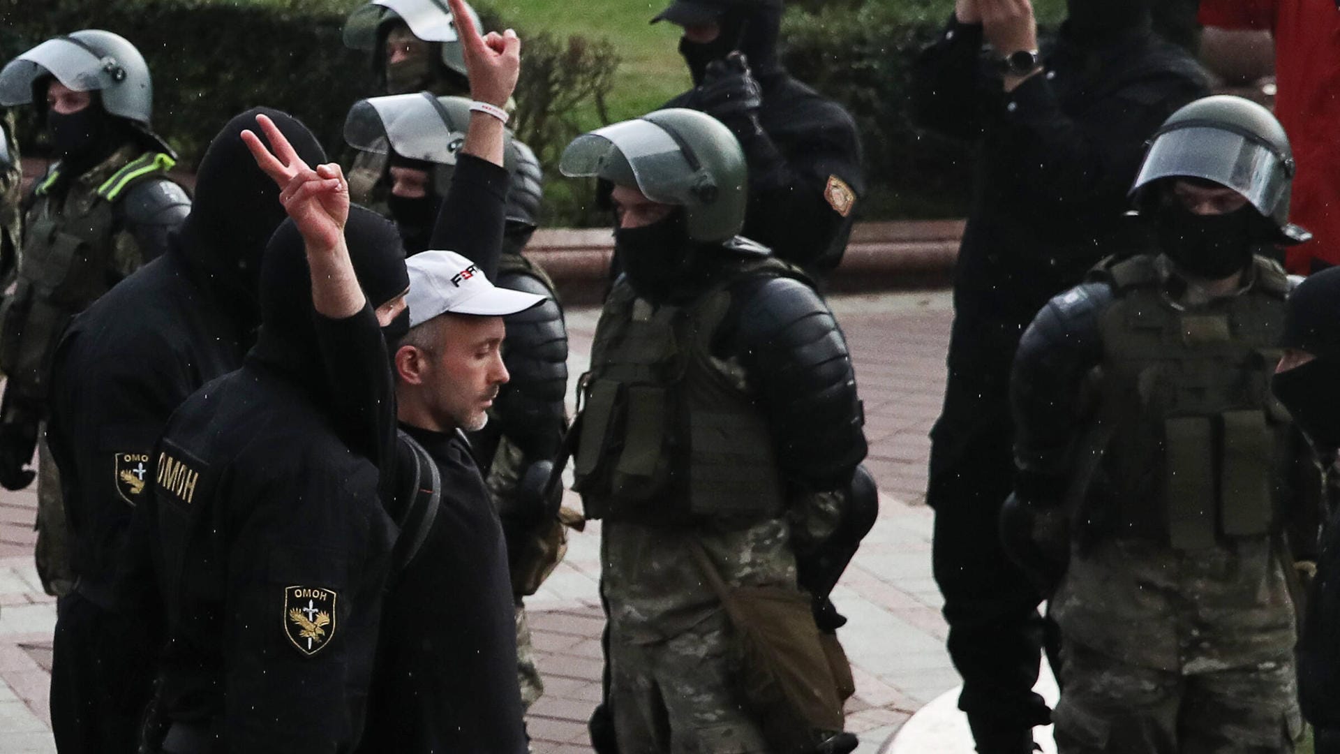 Minsk: Polizisten nehmen Demonstranten fest. Im ganzen Land finden Proteste gegen Präsident Lukaschenko statt.