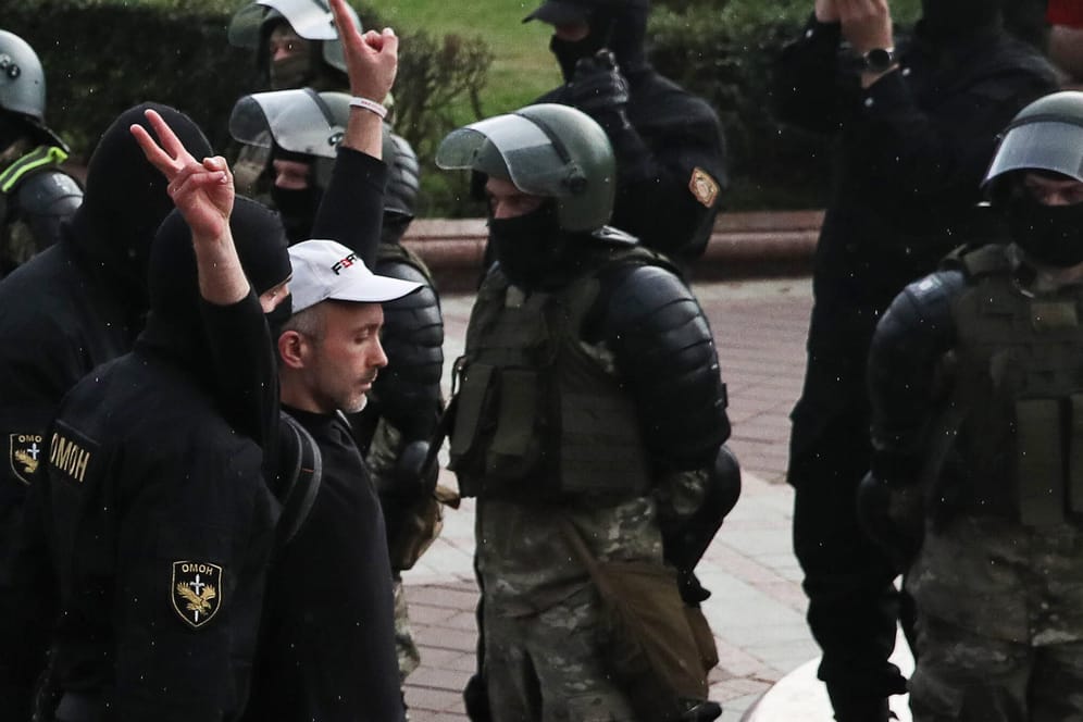 Minsk: Polizisten nehmen Demonstranten fest. Im ganzen Land finden Proteste gegen Präsident Lukaschenko statt.