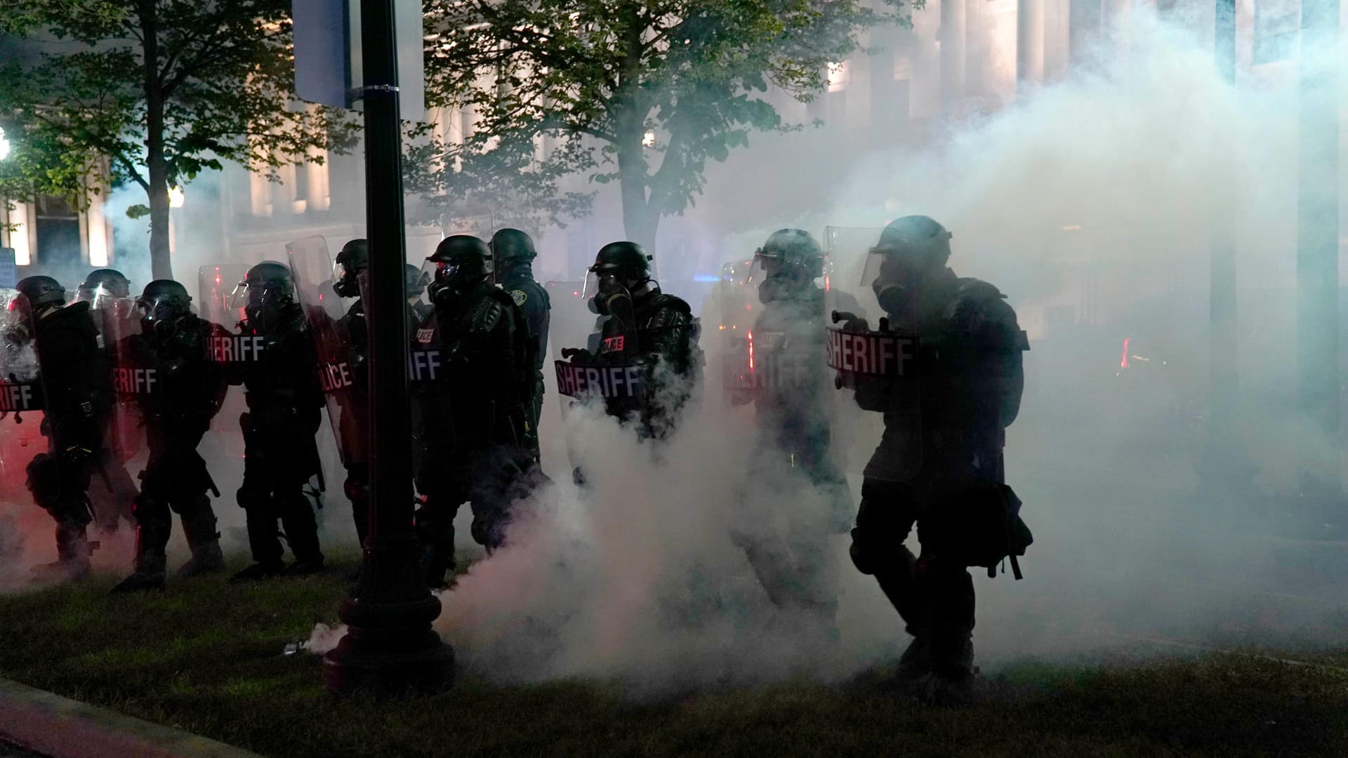 Polizisten bei den Protesten in Kenosha.