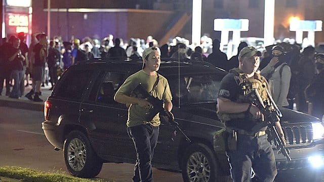 Ein bewaffneter 17-Jähriger (l) während eines Protestes gegen Rassismus und Polizeigewalt. Ein bewaffneter 17-Jähriger (l) während eines Protestes gegen Rassismus und Polizeigewalt.