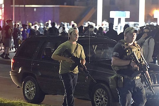 Ein bewaffneter 17-Jähriger (l) während eines Protestes gegen Rassismus und Polizeigewalt.