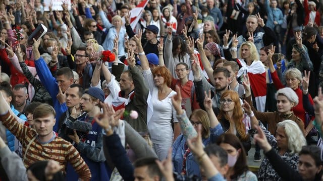 Die belarussische Polizei OMON ging in der Hauptstadt Minsk teils gewaltsam gegen friedliche Demonstranten vor.