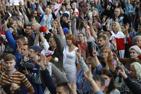 Die belarussische Polizei OMON ging in der Hauptstadt Minsk teils gewaltsam gegen friedliche Demonstranten vor.