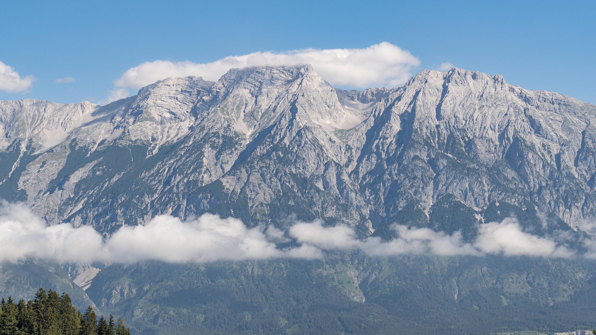 Ein Blick auf die Alpen in Tirol (Symbolbild): Im Karwendelgebirge ist eine Frau ums Leben gekommen. Ein Blick auf die Alpen in Tirol (Symbolbild): Im Karwendelgebirge ist eine Frau ums Leben gekommen.