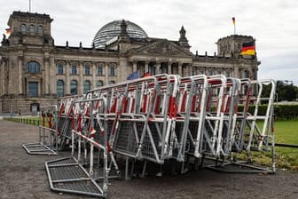 Absperrgitter stehen am Reichstagsgebäude.