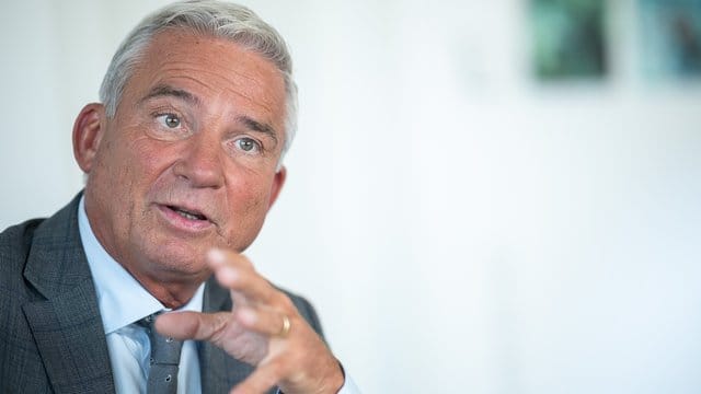 Baden-Württembergs Innenminister Thomas Strobl: Der CDU-Politiker rechnet mit weiteren Festnahmen im Zusammenhang mit der Stuttgarter Krawallnacht.