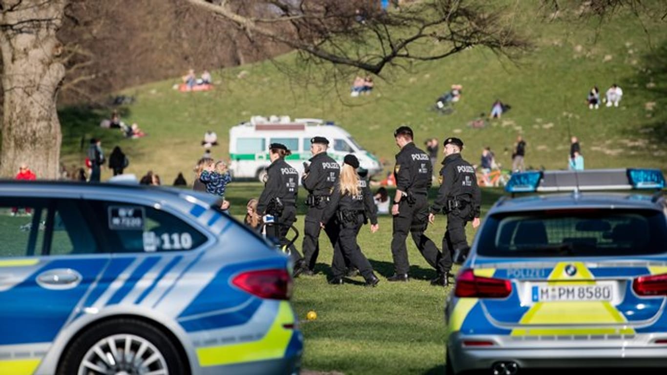 Polizisten patrouillieren durch den Englischen Garten