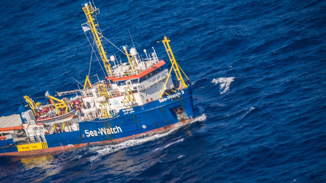 Ein Sea-Watch-Rettungsschiff: Der Künstler Banksy unterstützt die Seenotrettung finanziell. (Archivbild)