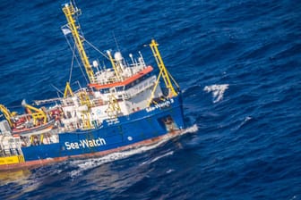 Ein Sea-Watch-Rettungsschiff: Der Künstler Banksy unterstützt die Seenotrettung finanziell. (Archivbild)