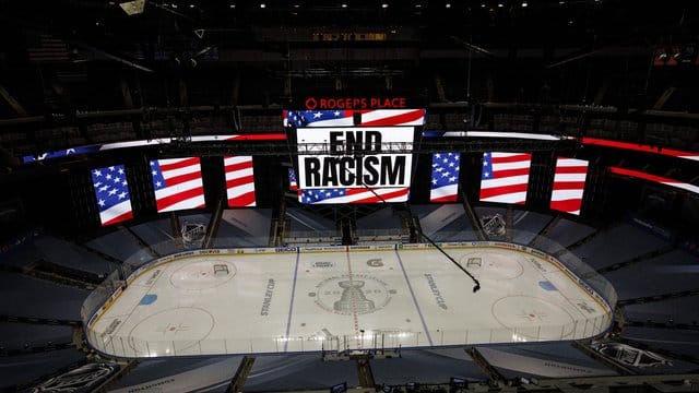 "End Racism": Klare Botschaft auf einer Anzeigetafel der NHL.