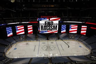 "End Racism": Klare Botschaft auf einer Anzeigetafel der NHL.