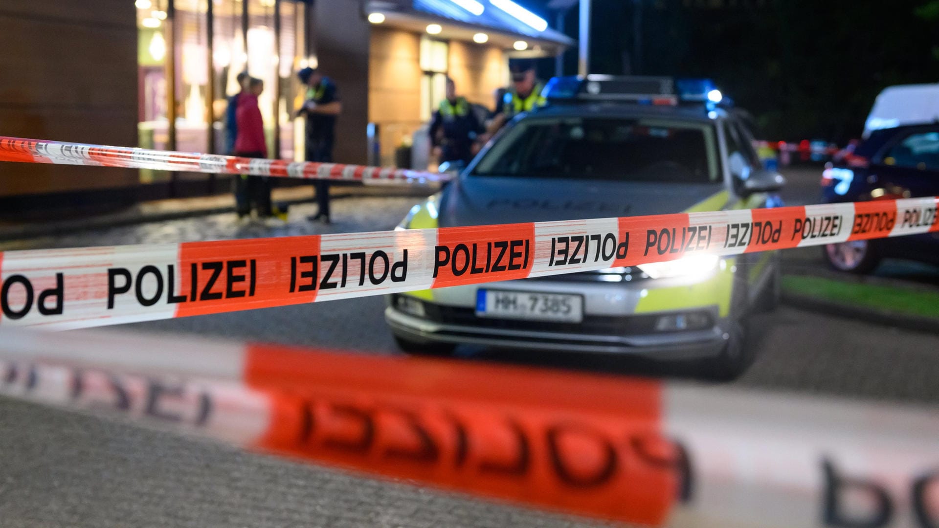 Ein Streifenwagen hinter Absperrband: Ein Mann ist in Hamburg bei einem Messerangriff schwer verletzt worden. Ein Streifenwagen hinter Absperrband: Ein Mann ist in Hamburg bei einem Messerangriff schwer verletzt worden.