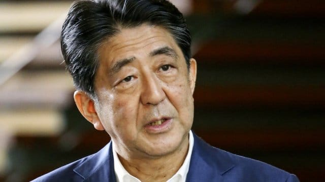 Japans Premierminister Shinzo Abe tritt aus gesundheitlichen Gründen zurück. Japans Premierminister Shinzo Abe tritt aus gesundheitlichen Gründen zurück.