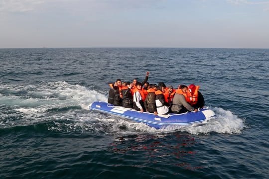 Eine Gruppe von mutmaßlichen Migranten überquert den Ärmelkanal in einem kleinen Boot in Richtung Dover.