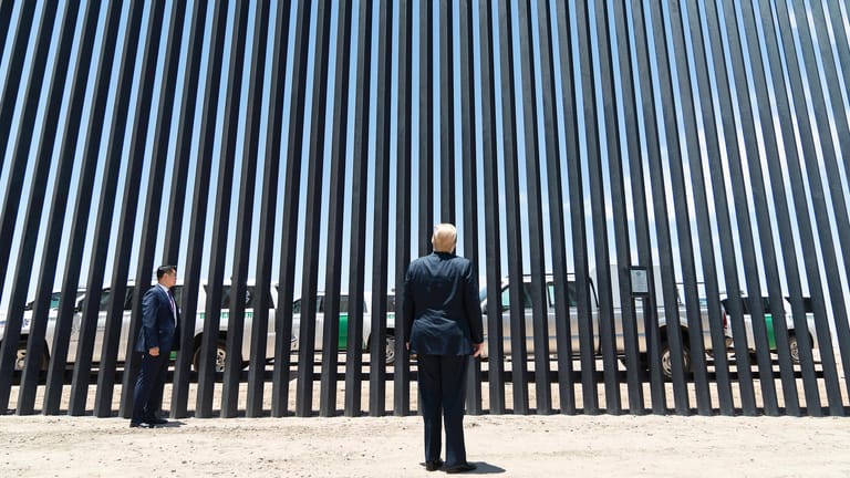 US-Präsident Donald Trump steht vor einem Teil der Grenzmauer zu Mexiko: Als es um die Mauer geht, hat Trump in seiner Nominierungsrede nicht gelogen.