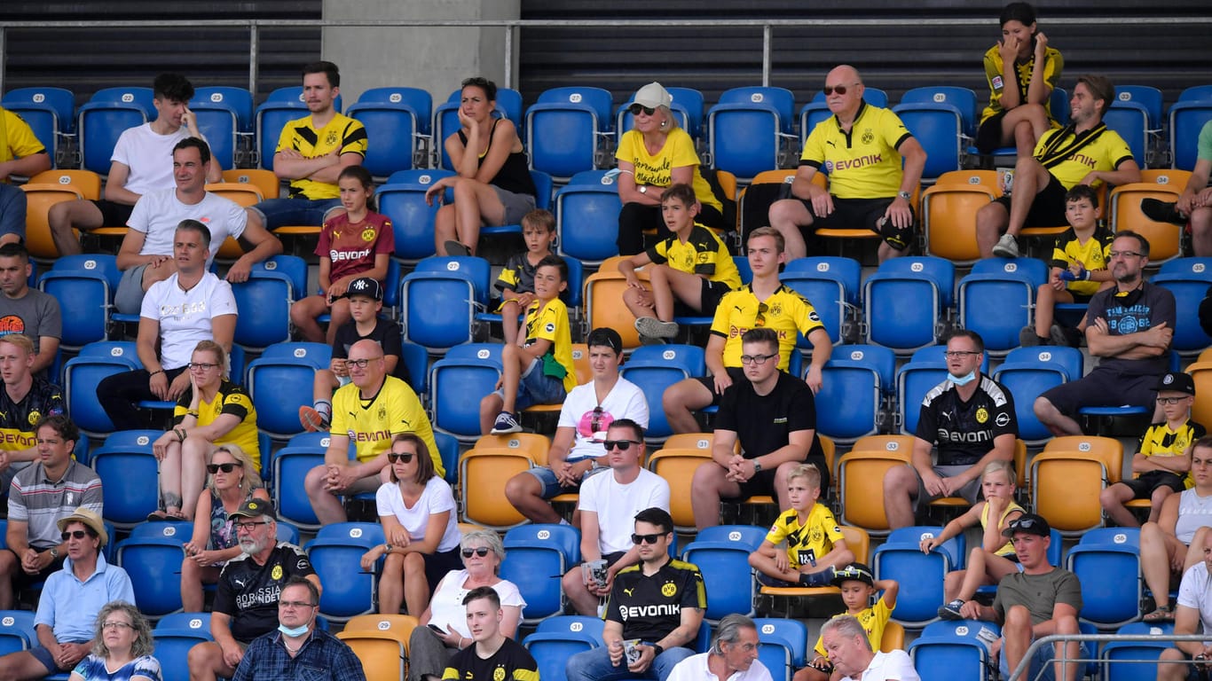 Corona-Beschränkungen: Selbst eine überschaubare Zahl an Zuschauern im Stadion (wie hier bei Borussia Dortmunds Testspiel gegen Austria Wien) wird in der Bundesliga vorerst nicht zugelassen.