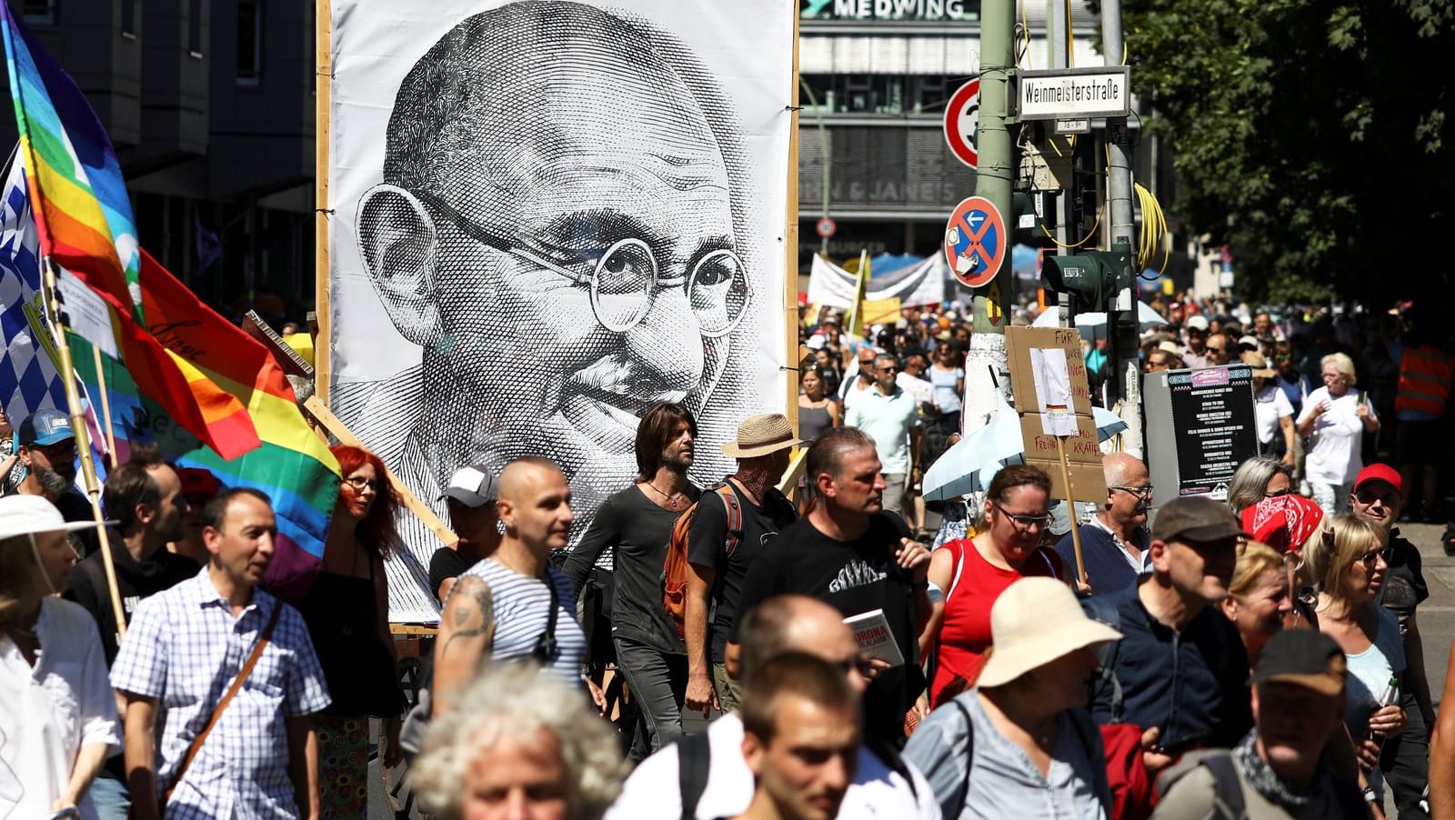 Gewaltloser Widerstand im Zeichen von Mahatma Gandhi: So sehen sich die "Querdenker" am liebsten selbst.