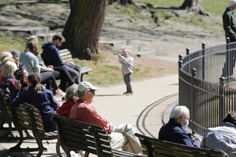 Spaziergänger in Berlin: Rentner mit Rentenreform vor Altersarmut schützen