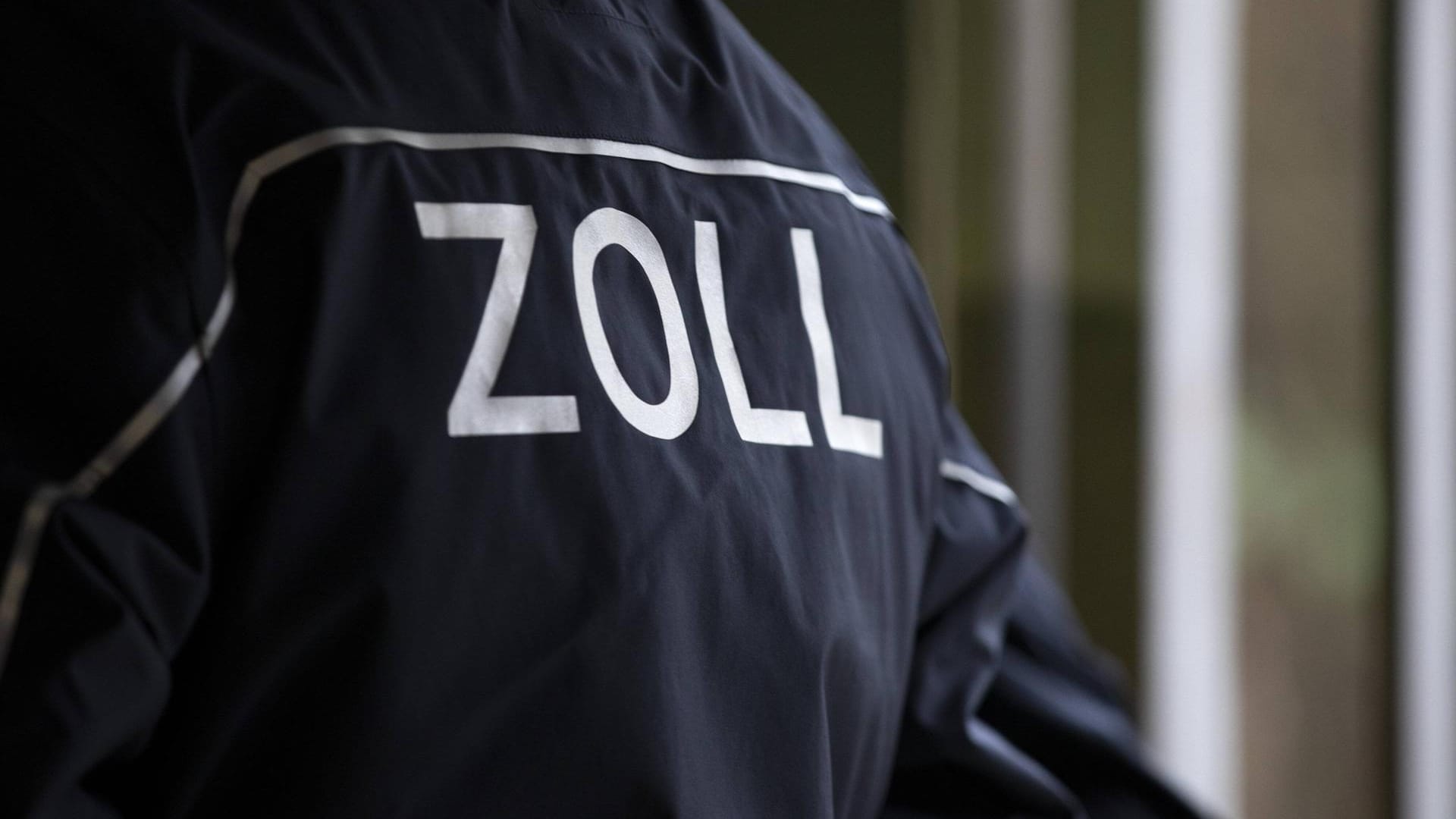 Ein Beamter des Zolls (Symbolbild): Bei Nürnberg haben die Beamten einen Kleintransporter hochgenommen. Ein Beamter des Zolls (Symbolbild): Bei Nürnberg haben die Beamten einen Kleintransporter hochgenommen.