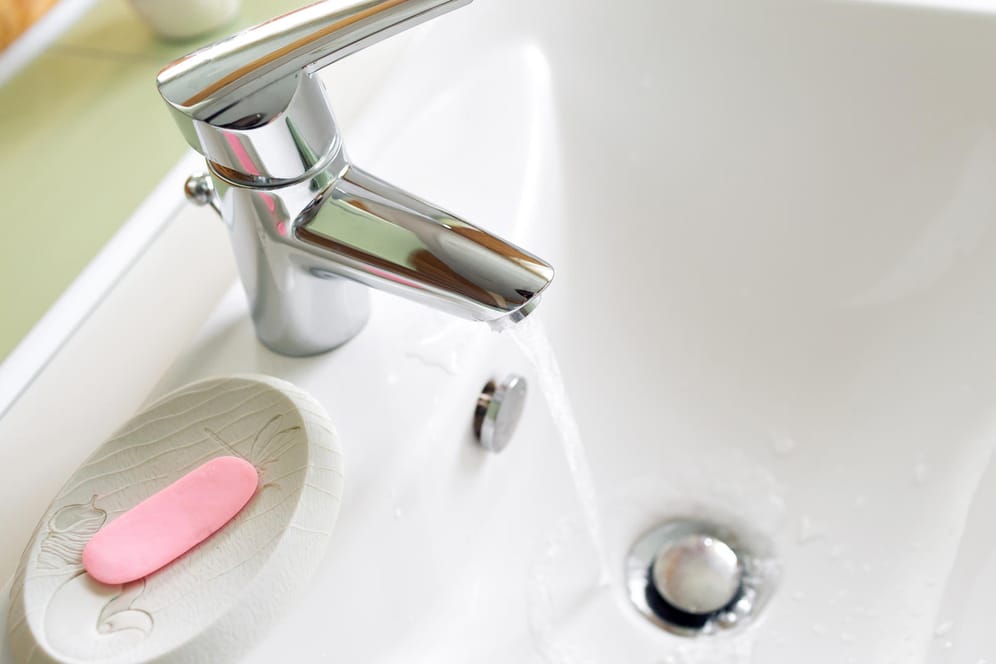 Waschbecken: Risse, Sprünge und Löcher im Waschbecken oder der Badewanne sollten Sie nicht ignorieren.