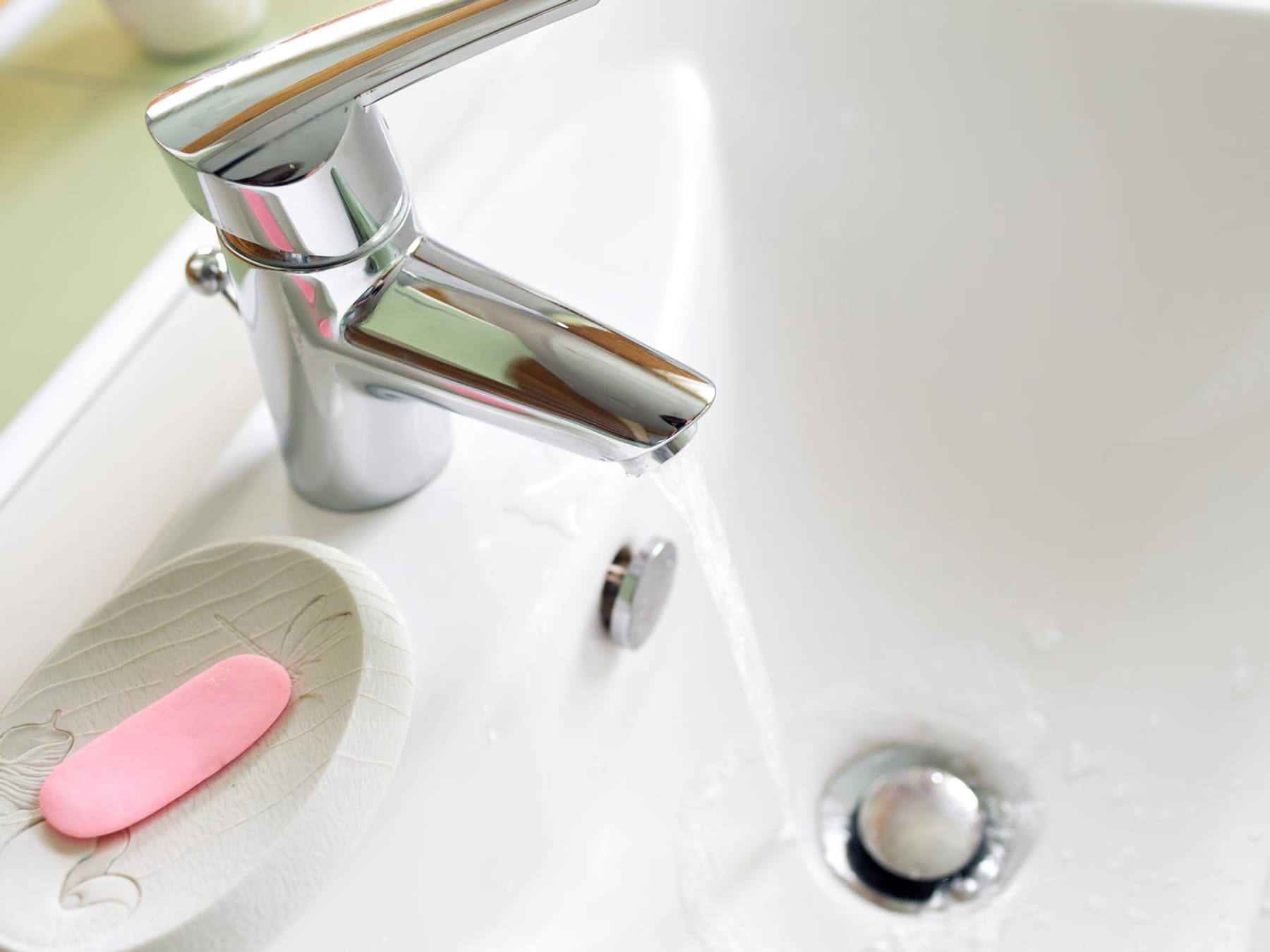 Mit dieser einfachen Methode beseitigen Sie Macken in Wanne und Waschbecken